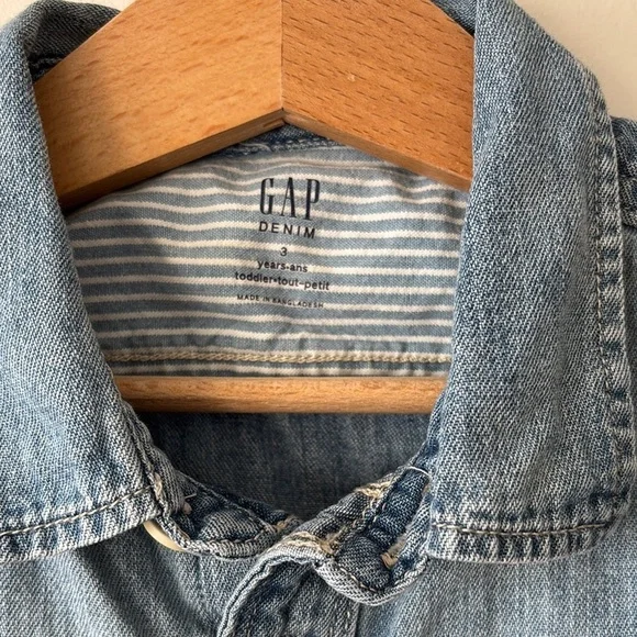 GAP Blue Button Down Shirt Classic Denim Style - Picture 3 of 3
